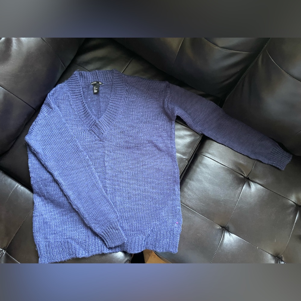 Blue H&M knit Vneck top